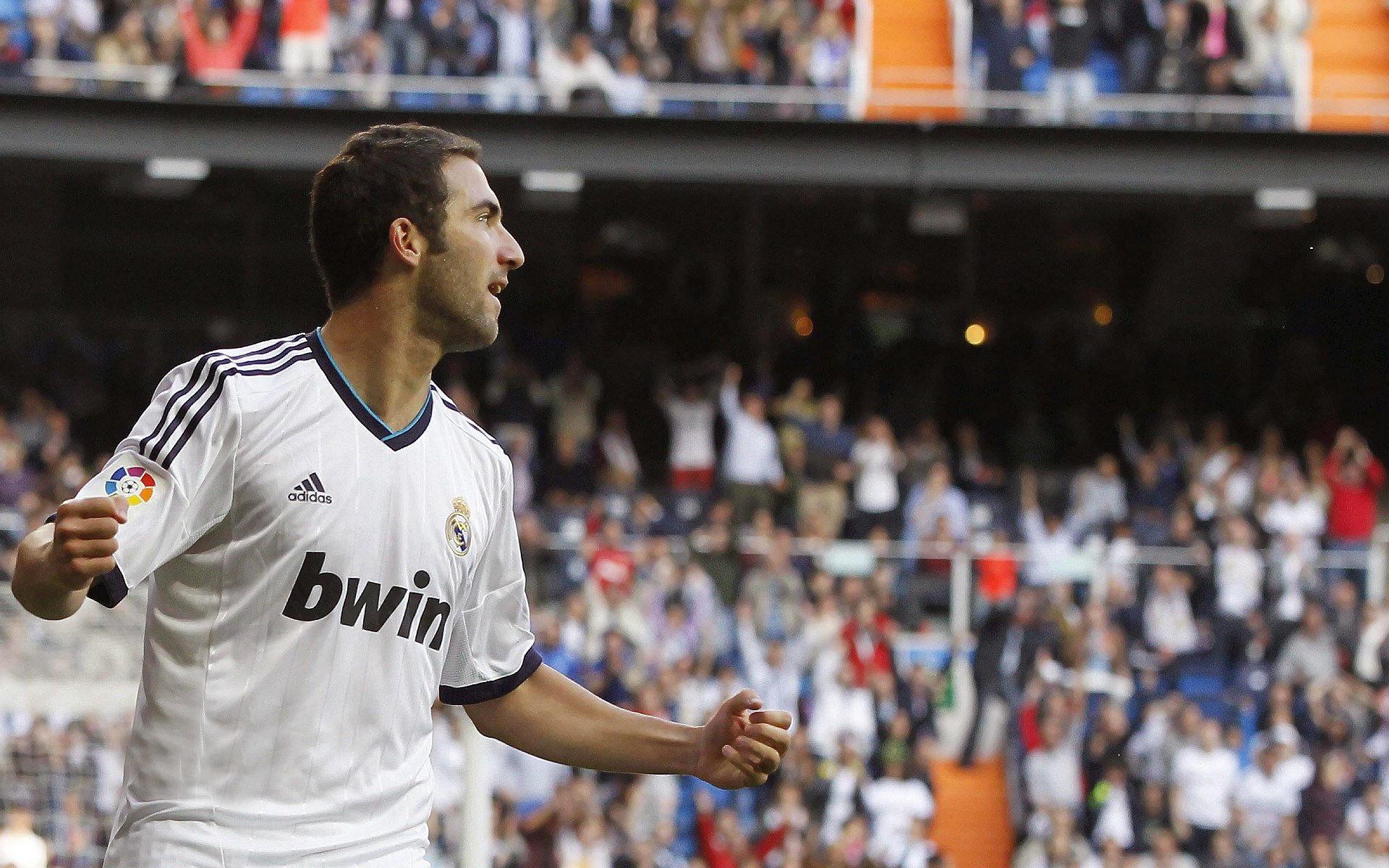 “智能灯光系统”游泳馆实测 夜泳视线更清晰